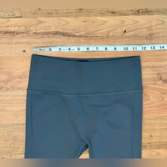 Dark gray Lululemon leggings with cinched leg, size 4 - Picture 10 of 10